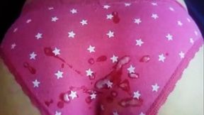 Mi hermanastro aprobecha que estoy tomada y sela jala sober mi y me chorrea todas las nalgas