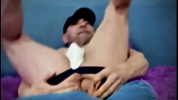 Hombre heterosexual mexicano es marica sumiso con jaula de castidad en porno gay