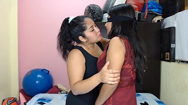 Mi esposa trajo a su step prima para hacer un trío real, dos hermosas latinas con tacones altos 100% real