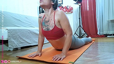 Fille négligée qui se fait pipi dessus en cours de yoga