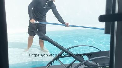 Italian convinces the gardener to cheat on his girlfriend with her