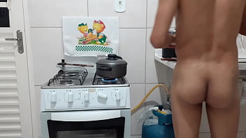 Eu cozinhando sem cueca. O QUE VOC&Ecirc_ QUER COMER: PAU OU CU?