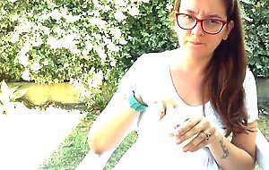 Mangio come un maiale del buon giapponese in giardino vuoi spiarmi?