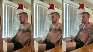 Mochavelli's solo Christmas wank: a steamy solo session with a big dicked guy
