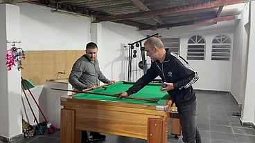 Eu e o Sr Carmona jogando a bola no buraco juntos. Podemos fazer isso com você também?