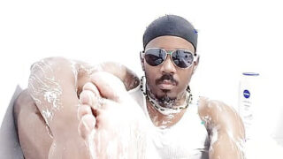 Siyah, duş, banyo – Olgun, esmer tenli Kanadalı eşcinsel fahişenin mastürbasyon yaptığı POV ayak fetişi filmi