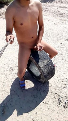 deliciosa sexytrans desnuda en publico se masturba arriba de neumatico y chorrea con tacones plug anal zorra