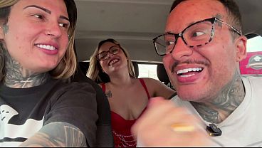 Mulher leva seu marido nerd virgem e corno pra procurar uma puta nas ruas de S&atilde_o Paulo! Ela quer que ele foda sem camisinha e goze pra v&ecirc_ se ele pode engravidar