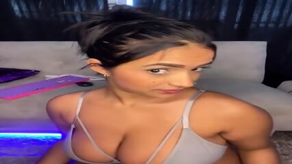 shantallovee Stripchat model live