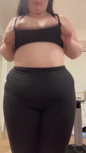 Hot 18-year-old BBW shows off her jiggly big tits on OnlyFans