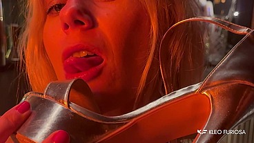 After a show in a swinger club she gets anal and a good squirt