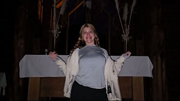 rubia sexy se masturba en la iglesia