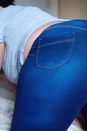 Ebony Chubby Girl Farting in Tight Jeans