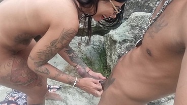 Ninfeta dando pra dois garotos na praia