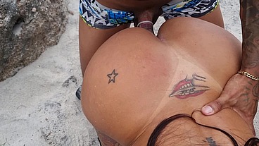 Ninfeta dando pra dois garotos na praia