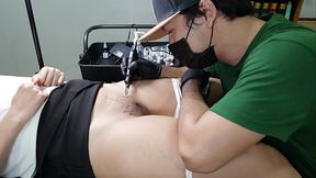 Tattoo Artist seduce and fucked his client Girl while Creampie