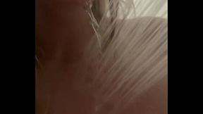 Je suce mes sein sous la douche