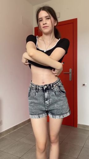 Teen onlyfan shows off her tits