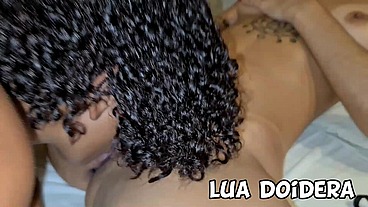 Levei uma amiguinha pro motel pra fazer uma sacanagem gostosa e o Jr encheu minha bucetinha de leite