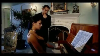 Mike Angelo rammt Candy Strong und Sofia Gucci seinen riesigen Schwanz in den Arsch.