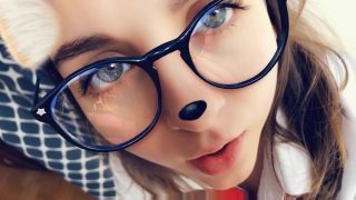 Słodka uczennica cosplayerka uwielbia zabawę sikaniem na Snapchacie