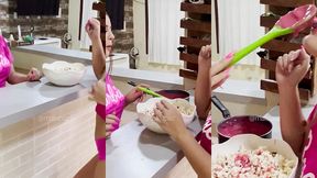 duas barbiezinhas sapecas na cozinha, onde voce acha que essa caldinha rosa foi parar? ?