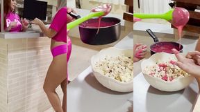 duas barbiezinhas sapecas na cozinha, onde voce acha que essa caldinha rosa foi parar? ?