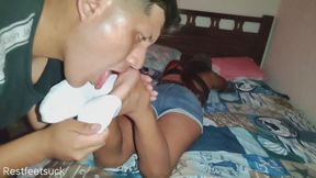 The pose_Roxana recibe deliciosa adoración en sus lindos pies