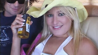 Audrey Hollander et Heather Gables, aux seins généreux, se font baiser le cul violemment.