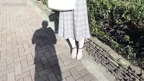 Aziatische Angel speelt met speelgoed terwijl hij een hondje wordt geneukt