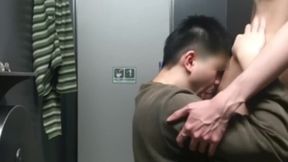 在捷運公廁舔高個男肉棒 Asian Chubby Sucking Dick in MRT&amp;#039;s Toilet