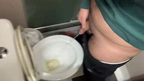 dando uma mijada golden shower