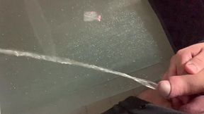 dando uma mijada golden shower