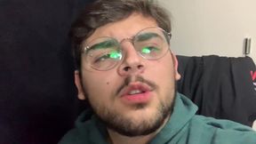 dando uma mijada golden shower