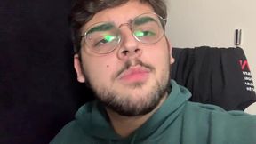 dando uma mijada golden shower