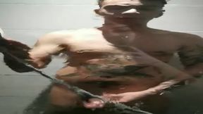 tu me rejoins sous la douche..? hum.. elle est si chaude..