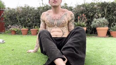 Lick my toes while I jerk off in a garden