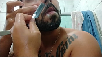 FAZENDO A BARBA - shaving