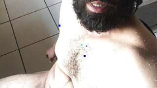 Velhos se masturbando acariciam pênis grandes antes de uma intensa suruba anal gay.