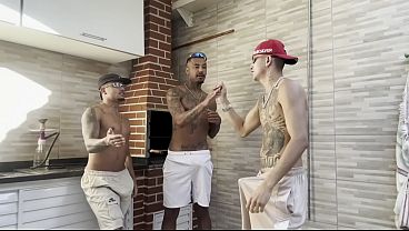 Amigos fazem sexo durante churrasco