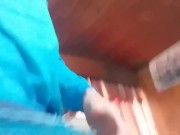 Solo en casa, así que acaricio mi larga polla