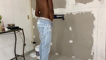 Peguei o pintor batendo uma e me assustei com o tamanho