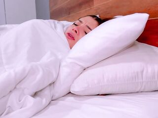 Hermanastra se mete a mi cama asustada por ruidos extraños - Danner Mendez y Salome Gil