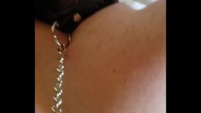 Putinha de quatro na coleira