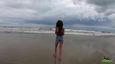 Fudendo na beira da praia cheia de turistas a novinha adora uma loucura - Manoella Fernandes
