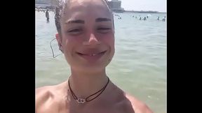 Le bonheur d'_&ecirc_tre en topless sur la plage !!