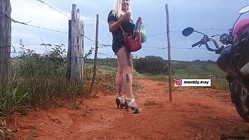 ENFIE A PICA NA LOIRINHA NO MEIO DA ESTRADA EM PUBLICO