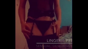 Lingerie preta, cinta liga e um corpo de dar &aacute_gua na boca