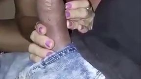 No carro botou a magrela pra chupar e comeu a bundinha com vontade