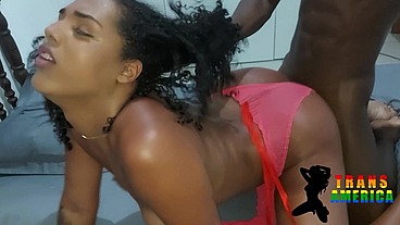 Negão hetero transa a primeira vez com uma Trans e goza gostoso.